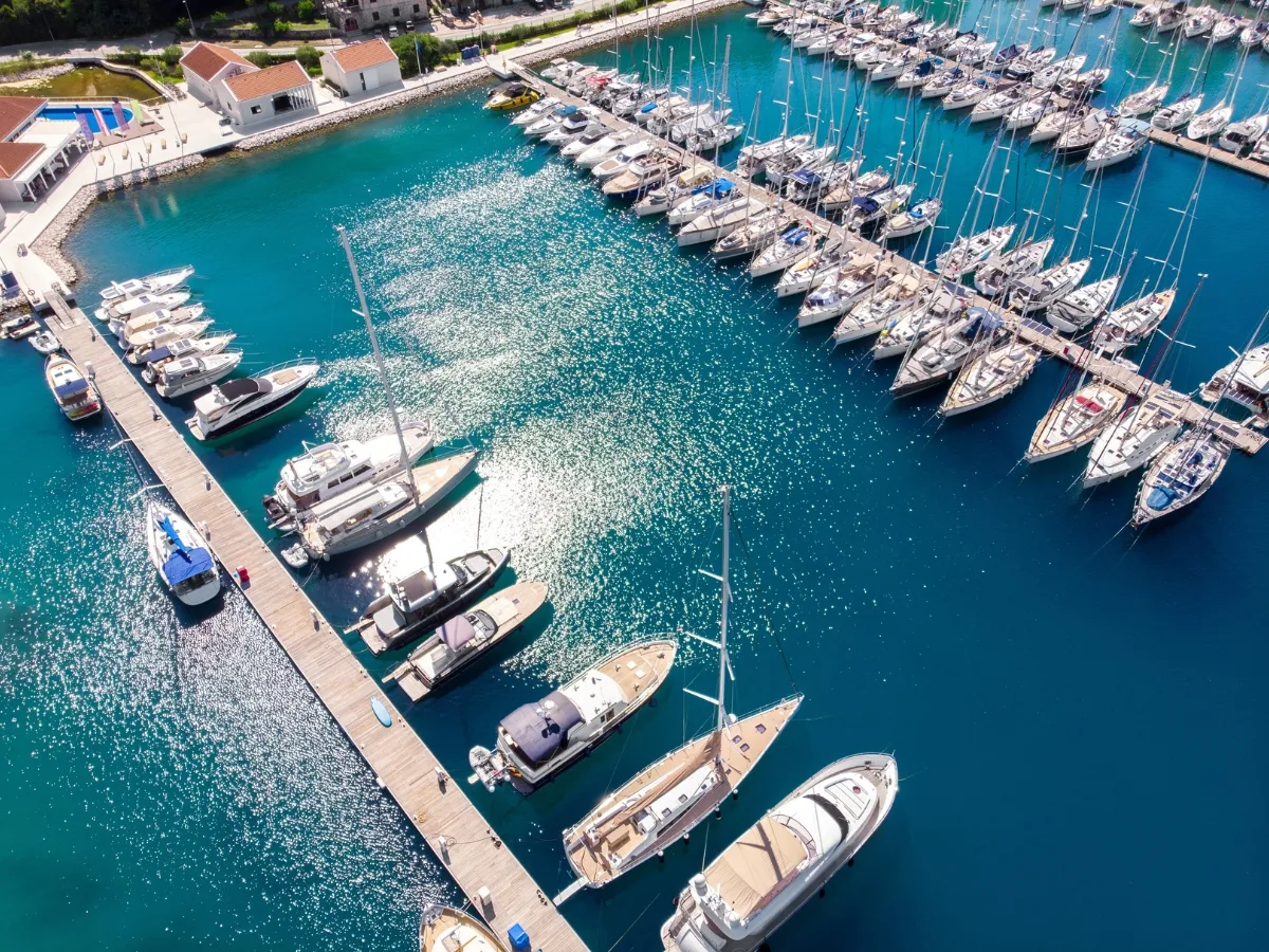 Boote in einem Yachthafen