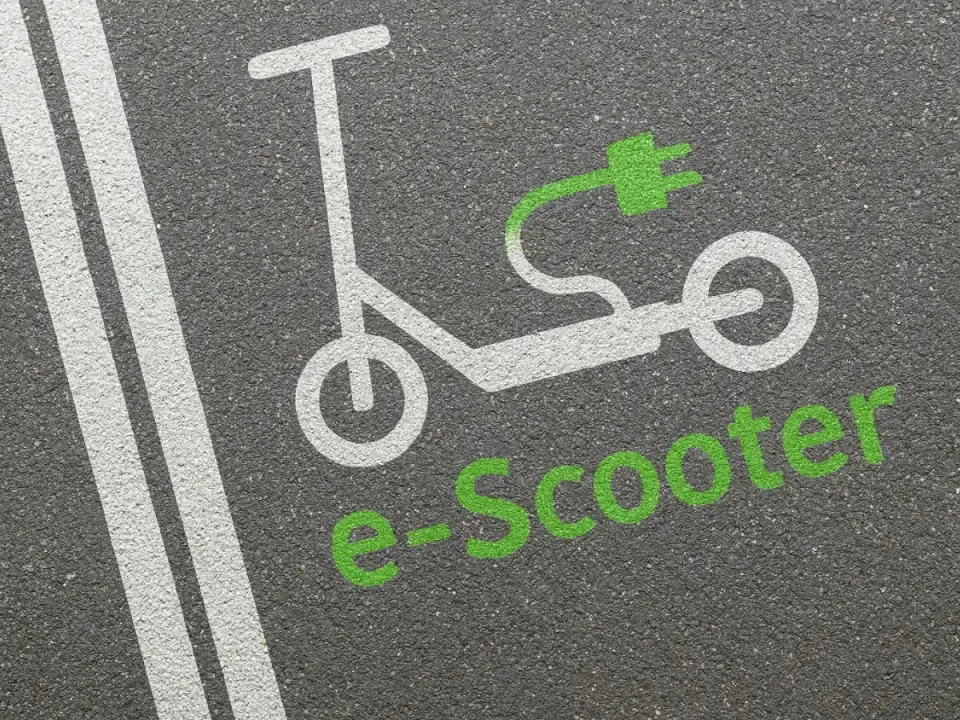 Markierter Parkplatz f&uuml;r die E‑Roller-Vermietung