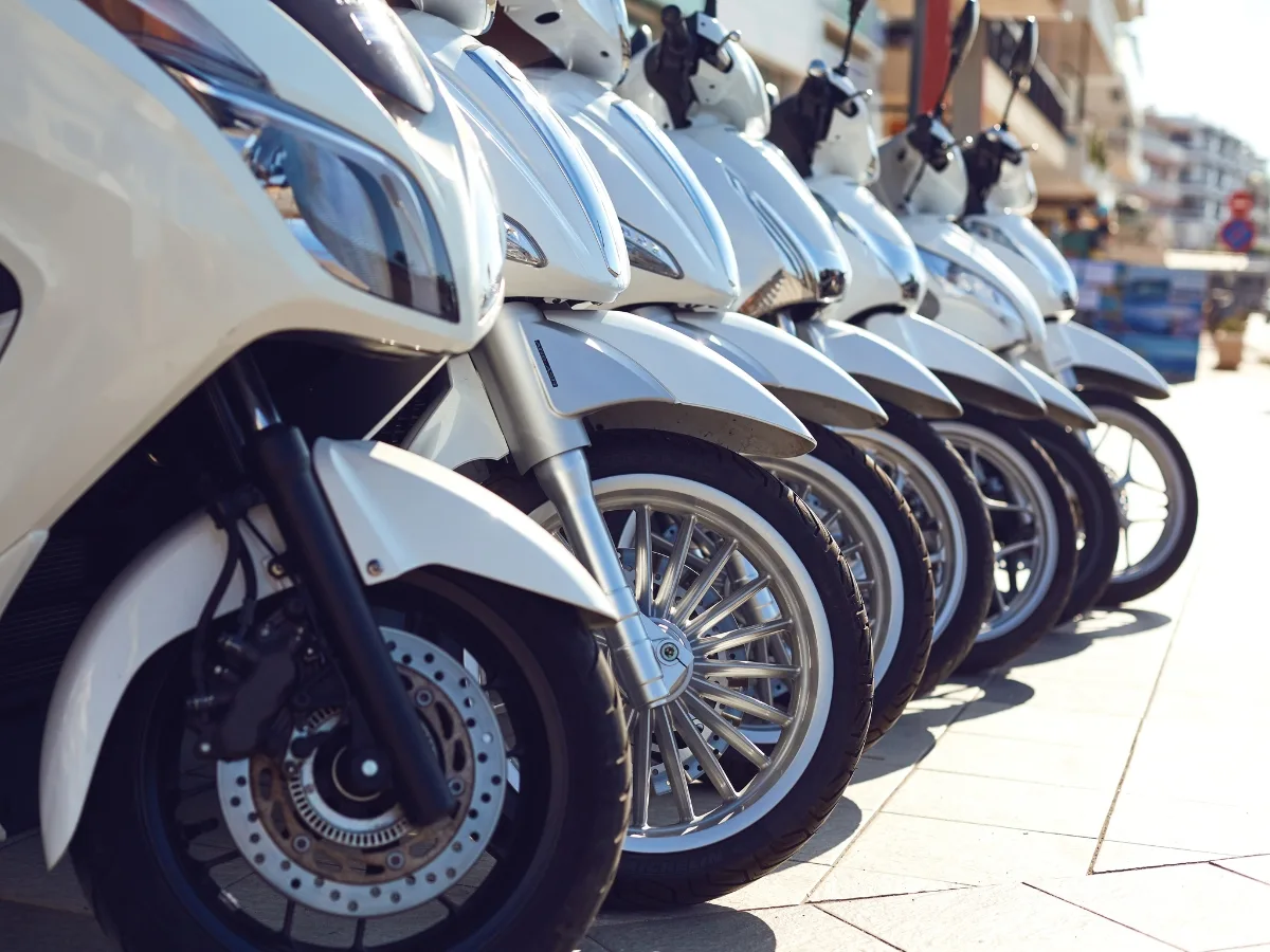Wei&szlig;e Motorroller f&uuml;r die Vermietung in einer Reihe