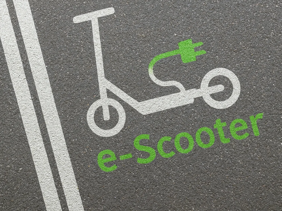 Oznaczone miejsce parkingowe dla e‑skuter&oacute;w z symbolem ładowania